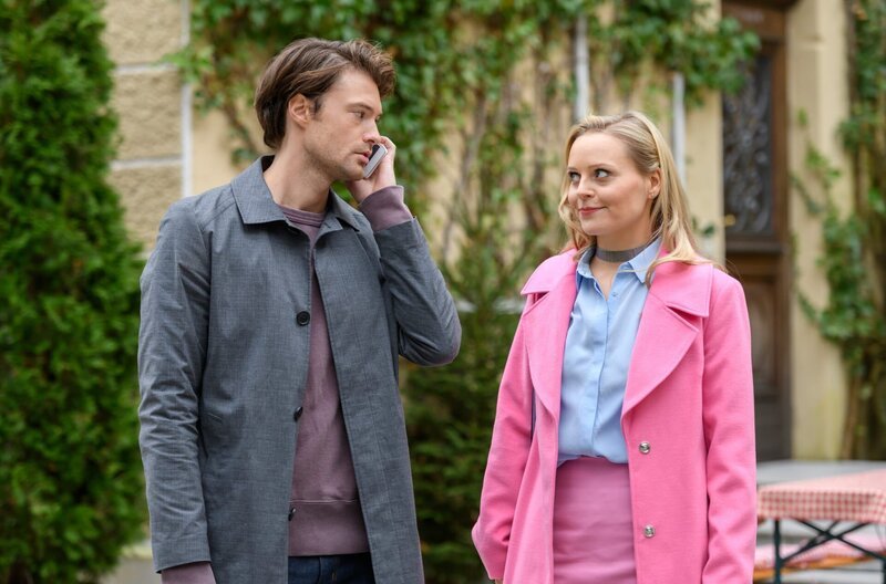 Joshua (Julian Schneider, l.) lässt sich Annabelles (Jenny Löffler, r.) Ausrede bestätigen. – Bild: ARD/​Christof Arnold