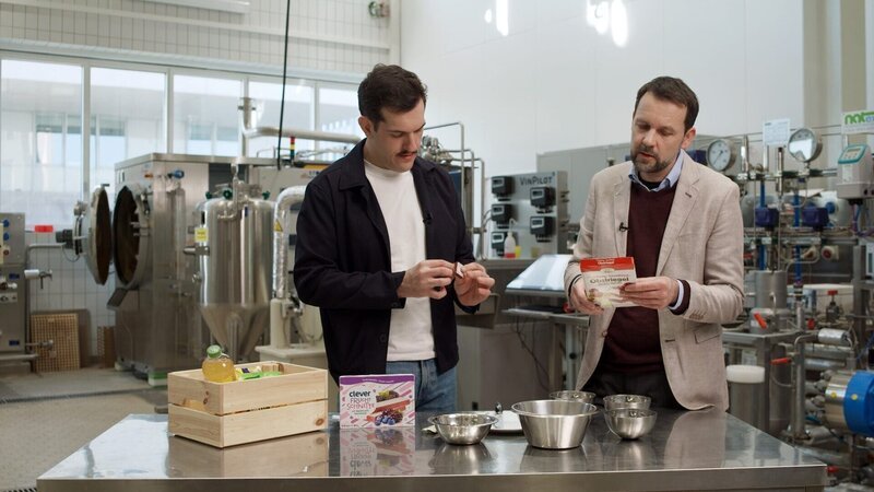 v.li.: Paul Peraus beim Lebensmitteltechnologen Henry Jäger auf der Boku. – Bild: ORF/​Diego 5