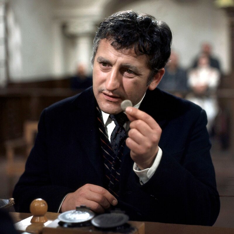 Hinter der Unschuldmiene des Kirchendieners Loeschhirn verbirgt sich eine gehoerige Portion von Schlitzohrigkeit. Und der Verdacht, dass Loeschhirn irgendetwas mit dem aus dem Klingelbeutel gestohlenen Fuenfer zu tun haben koennte, ist nicht ganz abwegig. : Honorarfrei lediglich fuer Ankuendigungen und Veroeffentlichungen im Zusammenhang mit obiger BR-Sendung bei Nennung: Bild: BR . Andere Verwendungen nur nach entsprechender vorheriger schriftlicher Vereinbarung mit dem BR-Bildarchiv, Tel. 089 /​ 5900 3040, Fax 089 /​ 5900 3284. – Bild: „Bild: BR/​ZD