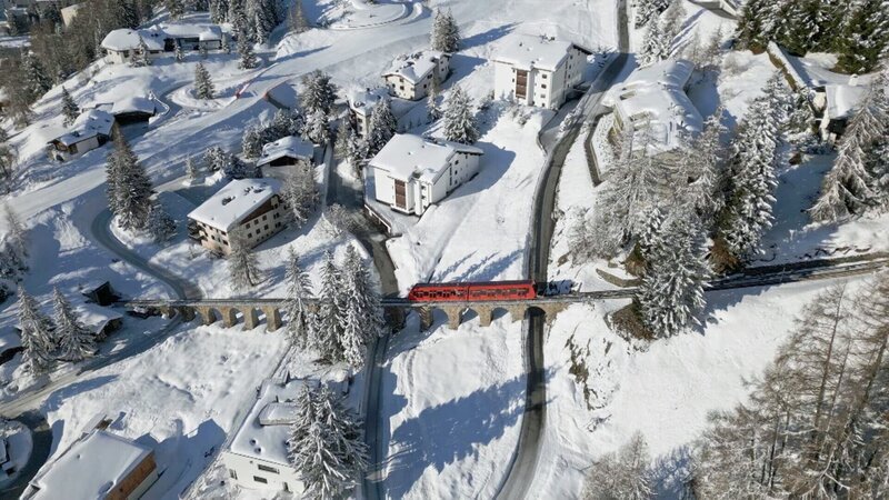 Parsennbahn auf dem Palüda-Viadukt. – Bild: SRF