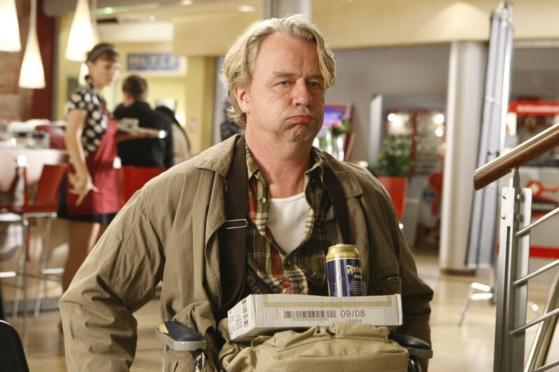 Ist jederzeit für eine Überraschung gut: Dannis Vater Kurt (Axel Siefer) … – Bild: SAT.1 /​ Frank Dicks