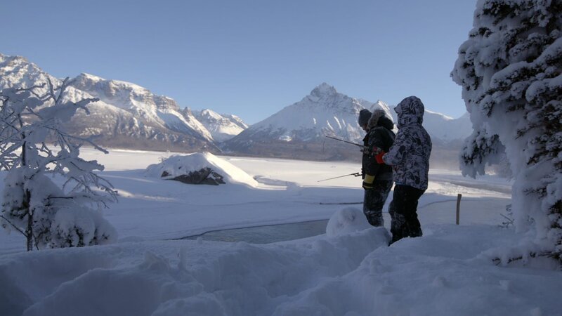 Kaleb Rowland und sein Sohn Gilbert beim Fischen bei Minusgraden. (National Geographic) – Bild: National Geographic /​ National Geographic