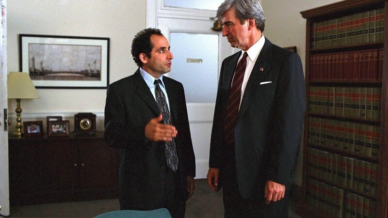 Staatsanwalt Jack McCoy (Sam Waterston, re.) spricht mit Kellogs’ Verteidiger Dworkin (Peter Jacobson), der bei seiner Verteidigung auf Verwirrungstaktik setzt und nachweisen will, dass sein Mandant nur vermindert zurechnungsfähig gewesen ist. – Bild: RTL