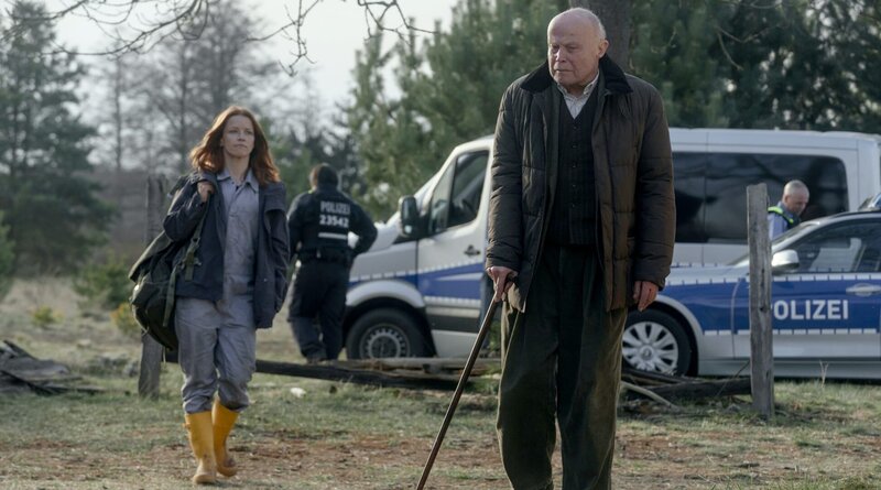 Zwischen Maggie Kring (Karoline Schuch, li.) und ihrem Vater Arthur (Volkmar Kleinert) steht ein schreckliches Geheimnis. – Bild: ARD Degeto/​Syrreal Dogs GmbH/​CBS Studios/​Stefan Erhard