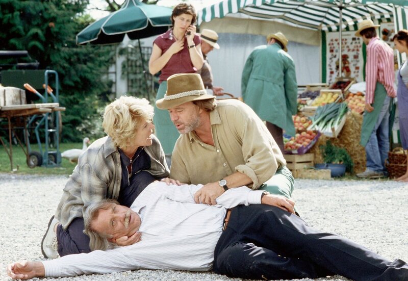 Carl Ludwig (Franz Buchrieser, liegend) ist nach einem Herzanfall zusammen gebrochen. Rudolf (Gerd Silberbauer) und Jona (Christiane Hörbiger) wissen, dass jede Sekunde zählt. – Bild: SWR/​ARD Degeto/​Marco Orlando Pichler