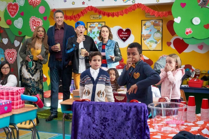 (v.li.): Kimrie Lewis (Poppy Banks), Brad Garrett (Douglas Fogerty), Jake Choi (Miggy Park), Tyler Wladis (Graham D’Amato), Leighton Meester (Angie D’Amato), Devin Trey Campbell (Rory Banks), Marlow Barkley (Sophie Cooper). – Bild: ORF/​PRO7/​ABC