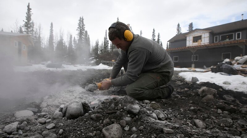 Kaleb Rowland beim Bau eines Hühnerstalls auf seinem Gehöft. (National Geographic/​Sean Odom) – Bild: National Geographic /​ Sean Odom /​ National Geographic/​Sean Odom