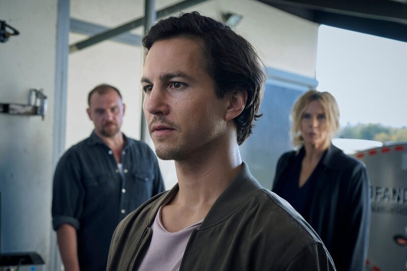 v.li.: Benedikt Hofanger (Florian Schmidtke), Jonas Becker (Tim Oliver Schultz) und Birgit Reincke (Veronica Ferres) – Bild: ServusTV /​ Walter Wehner