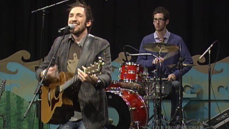 Daniel Eric Groves und seine Lobpreis-Band spielen in dieser Sendung. – Bild: @Bibel TV