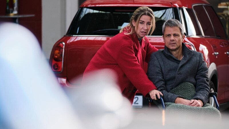 Utes (Isabell Hertel) Opfer befreit Benedikt (Jens Hajek) aus Patrizias Fängen, kann jedoch weder die Katastrophe noch Patrizias Triumph verhindern. – Bild: RTL /​ Stefan Behrens