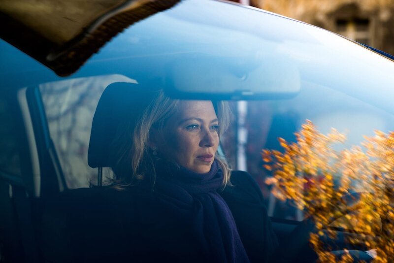 Candice Renoir (Cécile Bois) soll eigentlich nur eine Leiche für die Bestattung freigeben. Doch gleich bei dem ersten Toten stellt sich die natürliche Todesursache als falsch heraus. – Bild: Fabien Malot © Boxeur 7/​ FTV /​ Fabien Malot © Boxeur 7/​ FTV