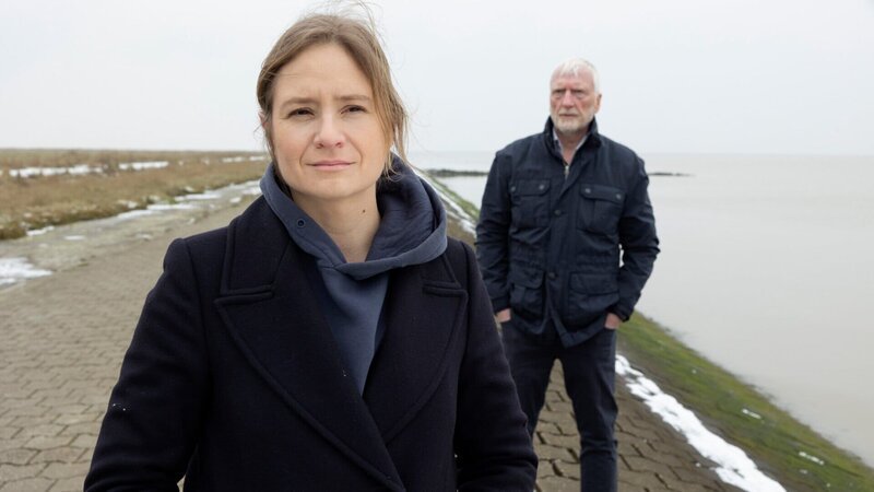 Ann Kathrin Klaasen (Julia Jentsch) und ihr Vater (Ernst Stötzner) gehen zusammen am Meer entlang. – Bild: ZDFneo
