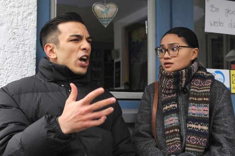 Leon (Joel Akgün) diskutiert hitzig mit Lien (Nui Nguyen). – Bild: BR /​ Marco Orlando Pichler