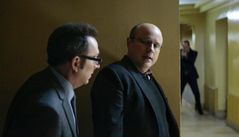 Harold (Michael Emerson, l.); Carl Elias (Enrico Colantoni, r.) – Bild: Giovanni Rufino /​ WARNER BROS. /​ CBS ENTERTAINMENT /​ ©2016 WBEI. All rights reserved.