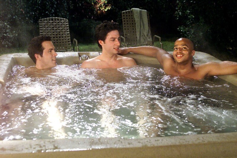 J.D.’s (Zach Braff, M.) und Turks (Donald Faison, r.) alter Kumpel Spence (Ryan Reynolds, l.) ist in der Stadt und bringt so einiges durcheinander … – Bild: ORF/​Disney/​Paul Drinkwater