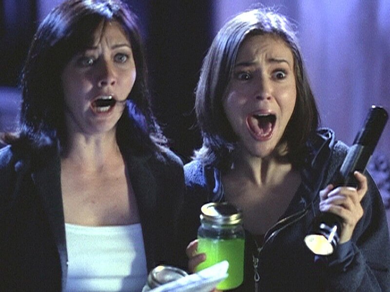 Unter Schock stehen Prue (Shannen Doherty, l.) und Phoebe (Alyssa Milano, r.) vor einem Grimlock. – Bild: CBS WORLDWIDE INC.