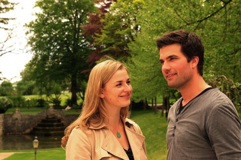 Theresa (Ines Lutz, l.); Konstantin (Moritz Tittel, r.) – Bild: ARD /​ Ann Paur