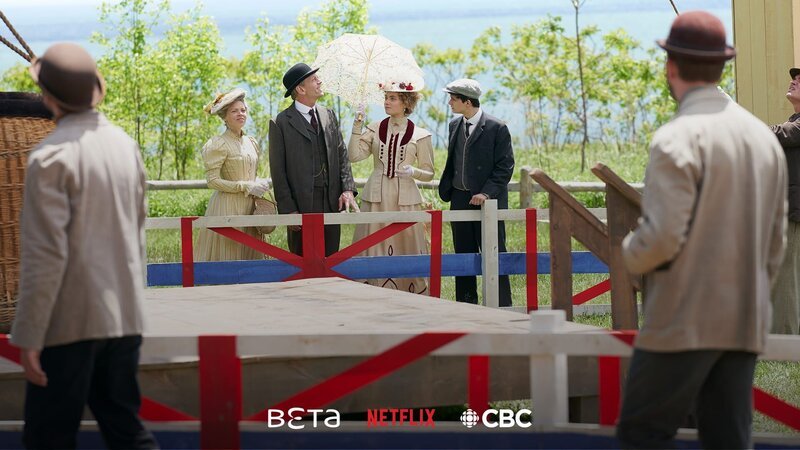 Gilbert Blythe (Lucas Zumann), mit Winifred Rose (Ashleigh Stewart) und deren Eltern (Shawn Lawrence, Maureen Ludford) – Bild: CBC