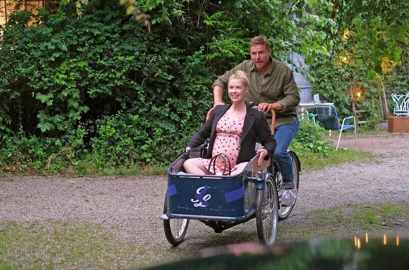 Haben viel Spaß miteinander: Sissi (Christine Eixenberger, re.) und Toni (Leo Reisinger). – Bild: ARD Degeto/​Jacqueline Krause-Bur