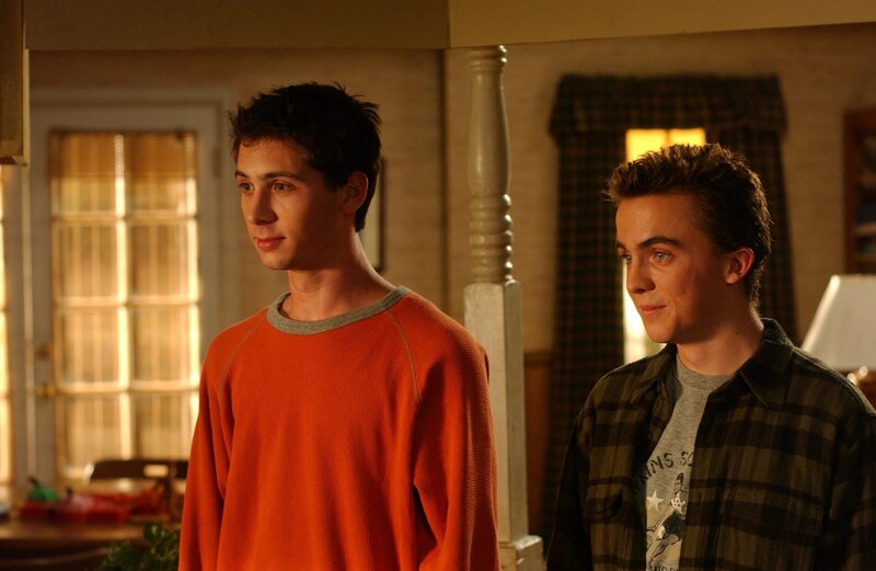 Warten gespannt auf ihre Weihnachtsgeschenke: Reese (Justin Berfield, l.) und Malcolm (Frankie Muniz, r.) … – Bild: ViacomCBS