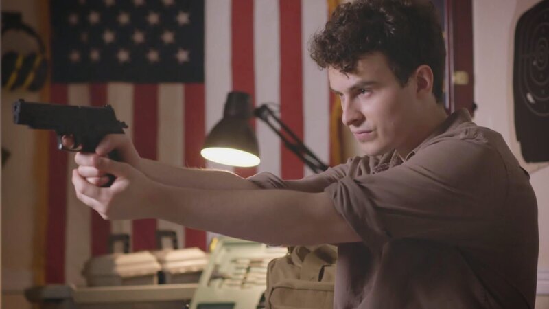 Ian with a gun, – Bild: Warner Bros. Discovery