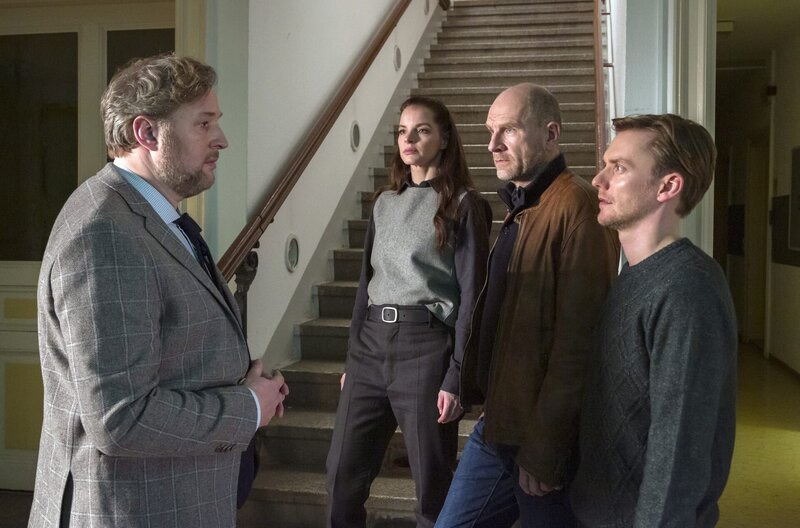 Ein verlassenes Auto auf dem Gelände der alten Kondensatorenfabrik, eine verschwundene Frau und ein auffallend wenig beunruhigter Ehemann stehen am Anfang des Falls, den die beiden Görlitzer Ermittler Burkhard „Butsch“ Schulz und Viola Delbrück in „Wolfsland – Heimsuchung“ zu lösen haben. – Bild: rbb/​ARD/​MDR/​MOLINA FILM/​Steffen Junghans