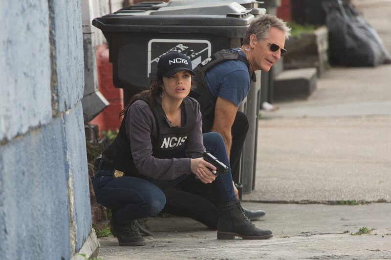 Als Tammys (Vanessa Ferlito, l.) krimineller Ex plötzlich wieder in New Orleans auftaucht, steht NCIS- Boss Pride (Scott Bakula, r.) vor einer echten Herausforderung: Kann er seiner Agentin noch trauen? – Bild: Sam Lothridge /​ © 2016 CBS Broadcasting, Inc. All Rights Reserved /​ Sam Lothridge