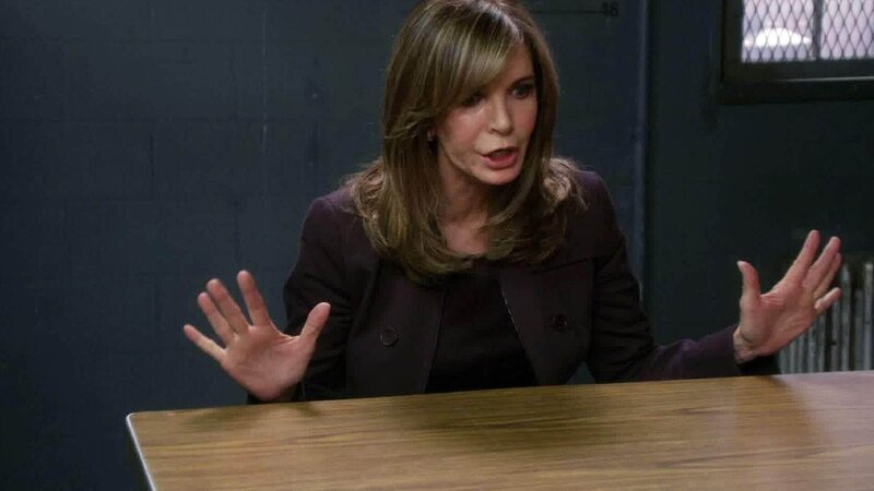 Susan Delzio (Jaclyn Smith) wird zu einem Mordfall, der vor 35 Jahren begangen worden war und in Verbindung mit dem aktuellen Mord gebracht werden kann, auf dem Revier verhört. – Bild: TVNOW /​ Universal