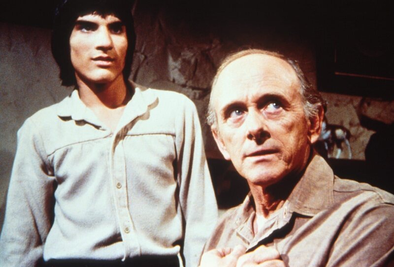 Nathan Page (Lou Fant, r.) bezweifelt, dass Laura Ingalls seinem taubstummen Sohn Daniel (Alban Branton, l.) helfen kann. – Bild: Worldvision Lizenzbild frei