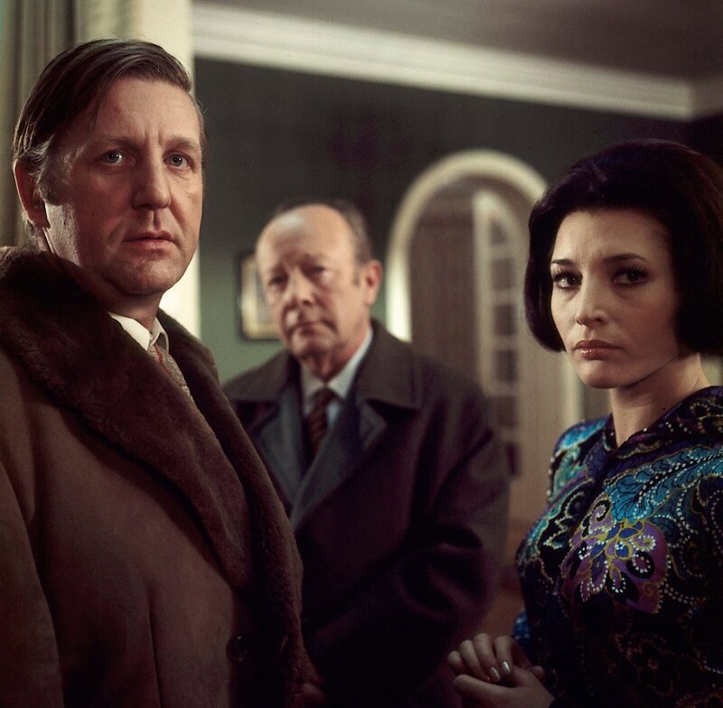 Kommissar Keller befragt Celia Alberti, denn sie muss einige Dinge wissen, die Licht in die dunkle Affäre bringen könnten (V.l.: Herbert Mensching, Erik Ode, Christine Wodetzky). – Bild: ZDF /​ Neue Münchner Fernsehproduktion