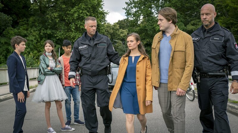 Monique und Henk werden von der Polizei festgenommen – Bild: NDR/​Boris Laewen