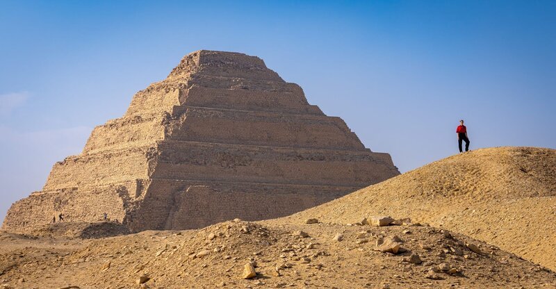Sakkara ist die erste Pyramide von Ägypten. Auch sie diente bereits als Grab. Für die Herrscher in Ägypten war das Leben im Jenseits von großer Bedeutung. – Bild: ZDF und Oliver Rotz