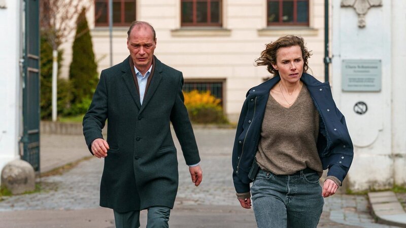 Tatort Herz der Dunkelheit Vom Opfer und Zeugen fehlen jede Spur: Martin Brambach als Paul Peter Schnabel, Karin Hanczewski als Karin Gorniak – Bild: SRF/​MDR/​MadeFor/​Steffen Junghans