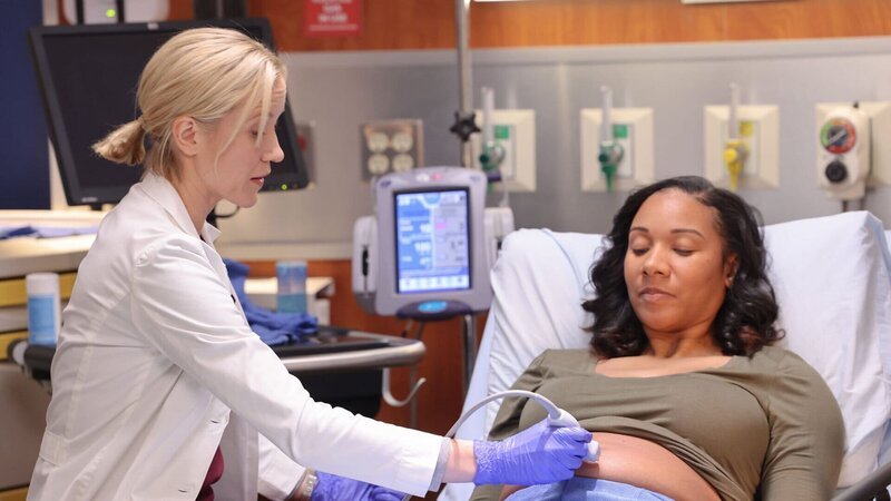 Chicago Med Staffel 9 Folge 3 Bauch-Ultraschall: Jessy Schram als Dr. Hannah Asher (l.) – Bild: SRF/​NBC Universal