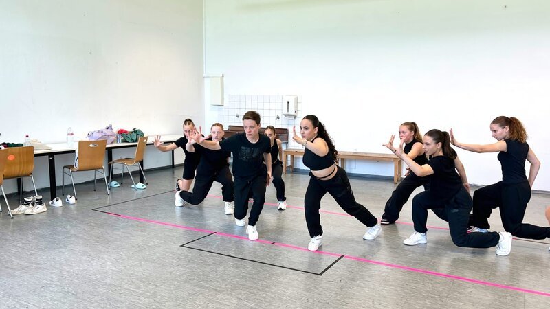 Die MY MOVE DANCECRW probt am Tag des Auftritts. – Bild: rbb/​MDR/​STARSHIP Film GmbH