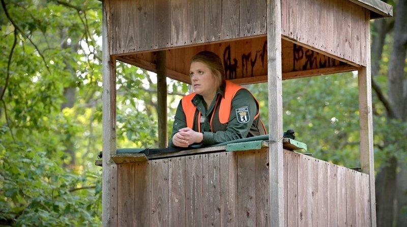 Försterin im Grunewald? Für Jana eigentlich keine Option, sie hat’s nicht so mit Menschen und Großstadttrubel. Aber in ihrem Leben muss eine Veränderung her – und der Grunewald sucht eine neue Revierleiterin. „Berliner Besonderheiten“ ist die 90-minütige Auftaktepisode der geplanten neuen Reihe „Großstadtförsterin“ von ARD Degeto und rbb. Der Film ist am 1. März 2024 auf dem Sendeplatz „Endlich Freitag im Ersten“ zu sehen und online first ab Donnerstag, 29. Februar, in der ARD Mediathek verfügbar. Regie führte Sabine Bernardi nach einem Drehbuch von Beatrice Meier, die Bildgestaltung übernahm Kaspar Kaven. – Revierleiterin Jana Doussière (Stefanie Reinsperger) im Hochsitz. – Bild: rbb/​Maor Waisburd