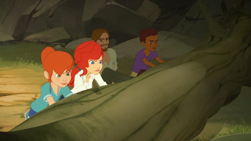 Graham hat sich den Fuß unter einem Baumstamm eingeklemmt. Zoé, Sarah und Harvey rollen mit vereinten Kräften den Stamm weg. – Bild: ZDF/​Superprod/​ZDFE