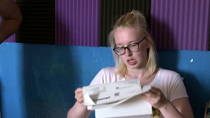 Jasmin plagen derweil nach unerwarteten Ausgaben finanzielle Sorgen. – Bild: RTL Zwei