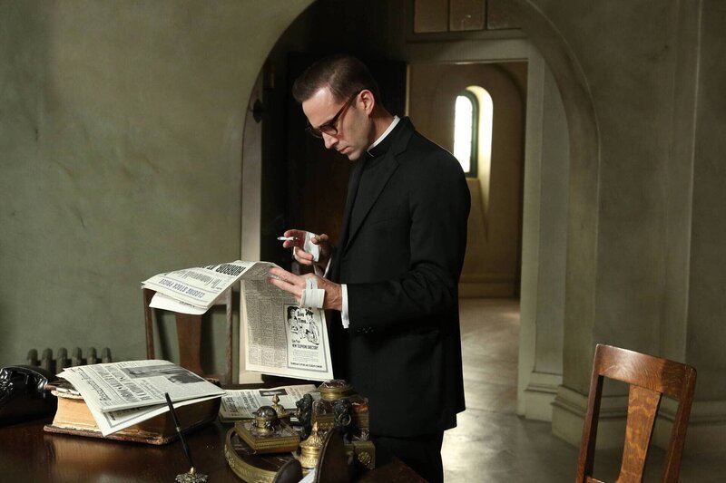 Über den Zeitungsartikel, in dem über Bloody Face und dessen Verbindung zum Briarcliff berichtet wird, ist Monsignor Timothy Howard (Joseph Fiennes, r.) ganz und gar nicht erfreut … – Bild: Twentieth Century Fox Film Corporation
