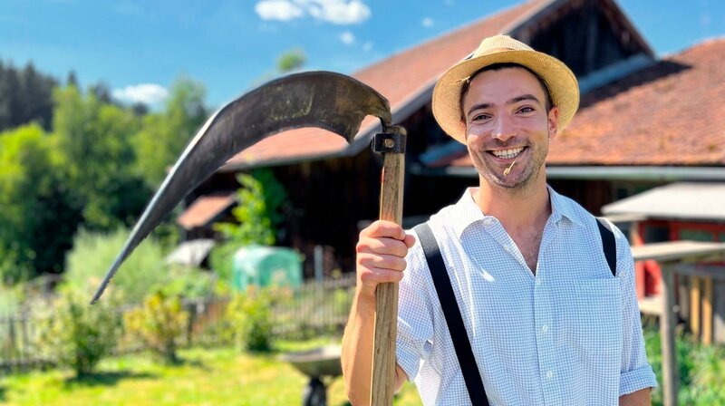 Auf einem 200 Jahre alten Bauernhof macht Ramon Babazadeh eine Zeitreise und lernt, was Entschleunigung bedeutet. – Bild: WDR/​Bavaria Entertainment GmbH/​Sarina Zillingers