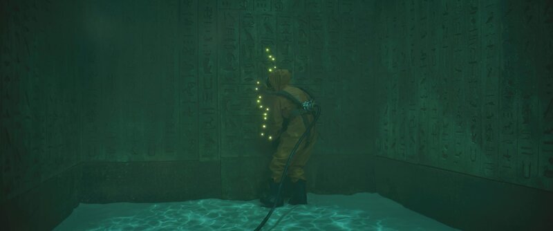 Theo (Eloise Little) entdeckt im überschwemmten Satis-Tempel das leuchtende Sternbild der Satis. Und damit den Weg zu einer großen Zodiak-Tafel – dem Ziel ihrer Suche. – Bild: ZDF/​(c) 2023 Cottonwood Media – ZDF – ZDF Studios