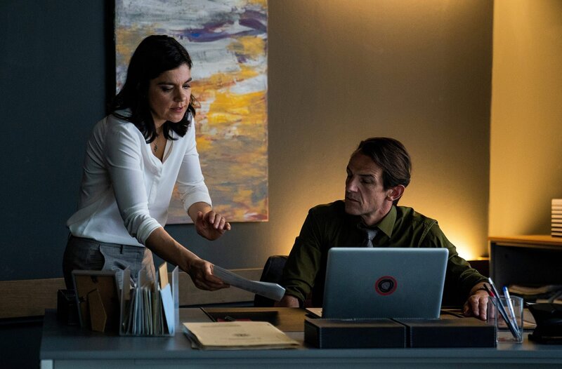 Mina (Jasmin Tabatabai) zeigt Radek (Hans-Werner Meyer) ihre Entdeckung. Sie müssen nochmals mit Thomas Mittelstädt sprechen. – Bild: ZDF /​ Oliver Feist