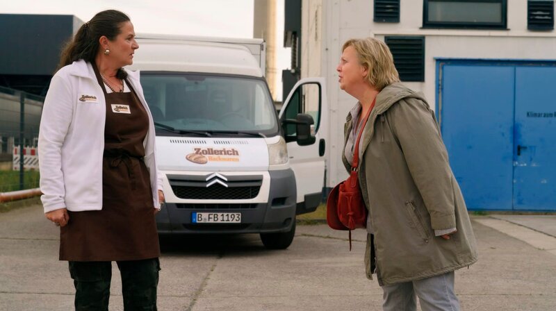 „Tina mobil“ erzählt von den täglichen Problemen und Sorgen einer dreifachen Mutter in Pankow. Der Kampf ums Überleben, das mangelnde Geld – aber Tinas Maxime ist: Man kann alles schaffen, was man will. Und wenn man es nicht schafft, hat man es eben nicht genug gewollt. – Belinda (Anne-Kathrin Gummich) hat doch gar keine Ahnung, was in Tinas (Gabriela Maria Schmeide) Leben los ist. – Bild: rbb/​ARD/​X Filme Creative Pool GmbH/​Stefan Erhard