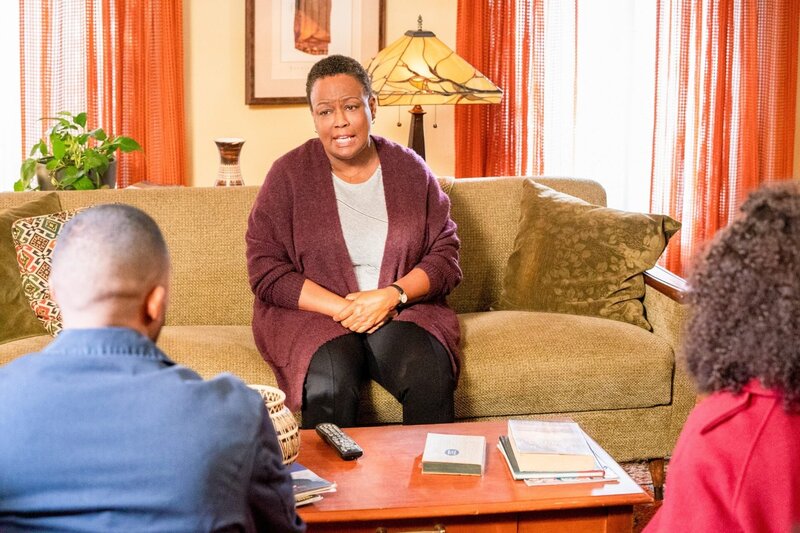 (v.li.): Charles Michael Davis (Ted), Yvette Cason (Anna Jenkins), Jasmin Savoy Brown (Allison Adams). – Bild: ORF/​Disney/​ABC/​Mitch Haaseth