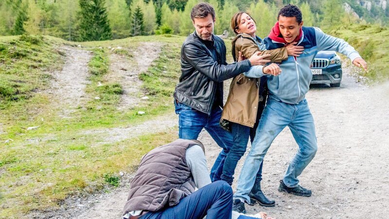 Ein schwarzer Jugendlicher wird tot auf der Choralpe aufgefunden. Nachdem das SOKO-Team rund um Lukas Roither (Jakob Seeböck, M.) und Nina Pokorny (Julia Cencig, 2.v.r.) zu Anfang noch in Flüchtlingskreisen ermittelt, richtet sich der Verdacht bald gegen Ex-Fußballprofi Gernot Halterer (Aleksandar Petrovic, l.). Seine Assistentin, Rosa Kirchler (Kristina Bangert, 2.v.l.), unterstützt bei der Arbeit mit den jungen Talenten und betreut darunter Johnny Yekini (Noah Tinwa, r.). – Bild: ZDF und Stefanie Leo