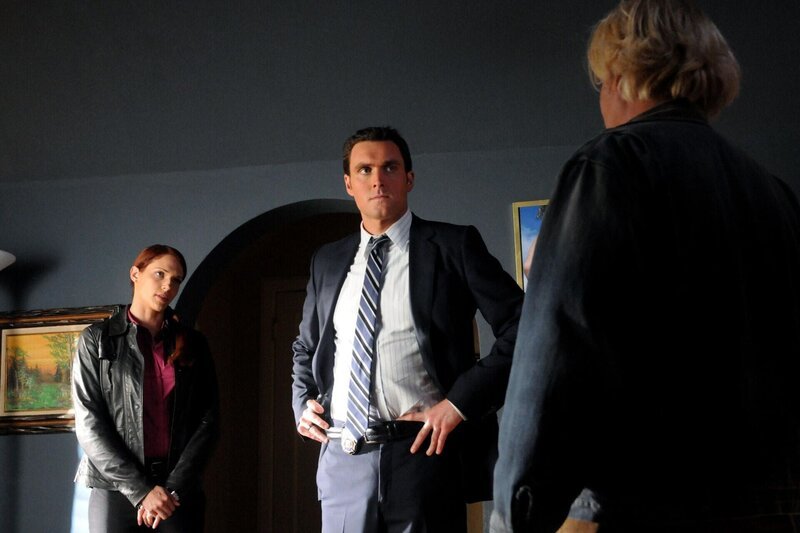 Bei den Ermittlungen in einem neuen Mordfall stoßen Wayne (Owain Yeoman, M.) und Grace (Amanda Righetti, l.) auf Steve (William Forsythe, r.). Doch ist er der gesuchte Mörder? – Bild: Warner Bros. Television Lizenzbild frei