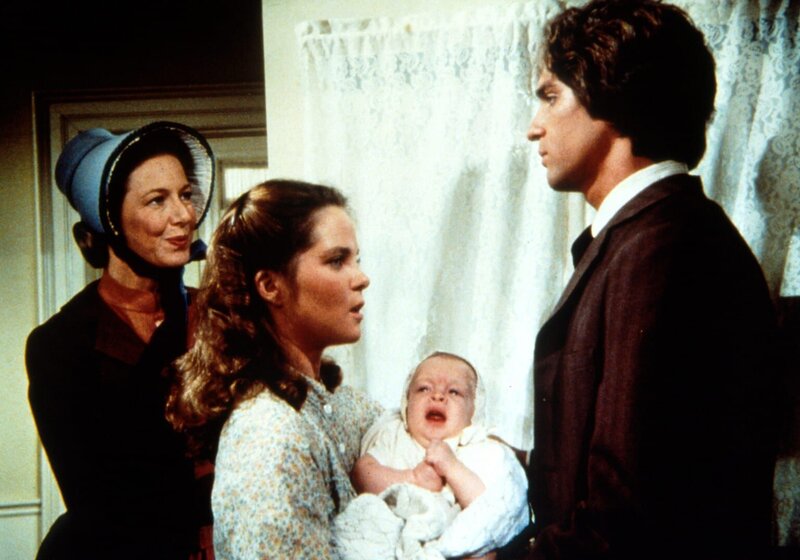 Caroline (Karen Grassle, l.) wartet darauf, dass sich ihr Schwiegersohn Adam Kendall (Linwood Boomer, r.) von ihrer Tochter Mary (Melissa Sue Anderson, M.) und Enkel Adam jr. verabschiedet. – Bild: Worldvision Lizenzbild frei