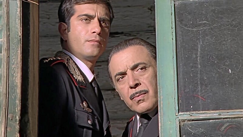 Capitano Giulio Tommasi (Simone Montedoro), Maresciallo Nino Cecchini (Nino Frassica) – Bild: Bibel TV
