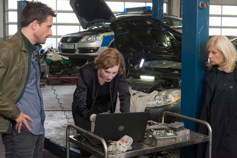 BKA-Kollegin Linda Selb findet heraus, dass etwas mit dem Auto der Toten nicht stimmt. Kommissar Stedefreund, Linda Selb, Kommissarin Inga Lürsen. – Bild: Radio Bremen/​Christine Schroeder