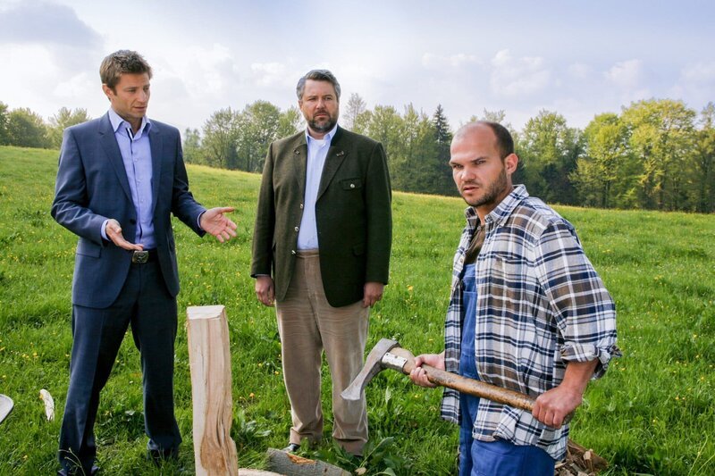 Alfons Asam (Moritz Katzmair, r.) versucht die Cops Hansen (Igor Jeftic, l.) und Stadler (Dieter Fischer, m.) zu überzeugen, dass er nichts mit dem Mord an seinem Bruder zu tun hat. – Bild: ORF